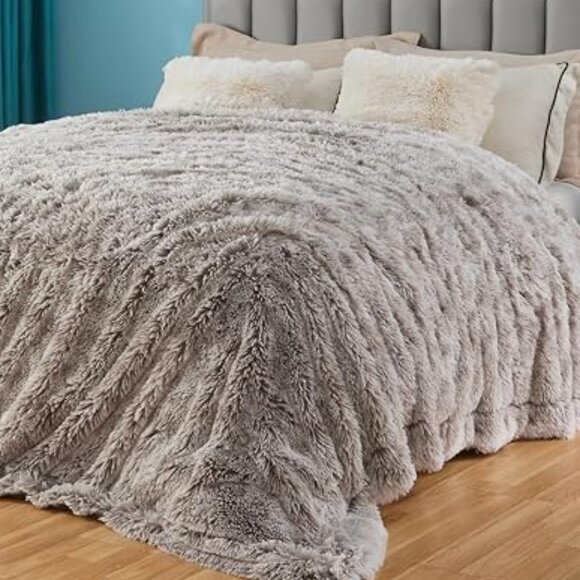 Fuzzy faux fur throw blanket 50"x60" - Picture 5 of 6